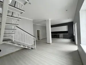 2 qavatli uy − 225 m², 1.5 sot.