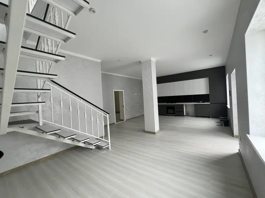 2 qavatli uy sotiladi − 225 m²