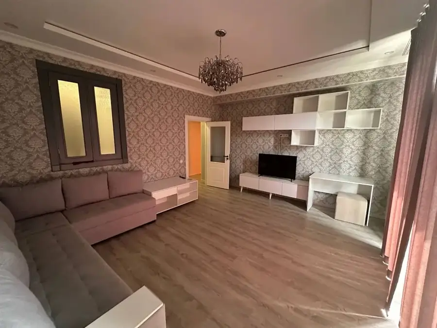 Сдается 2-комнатная квартира − 55 м²