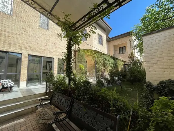 3 qavatli uy − 450 m², 6 sot. 