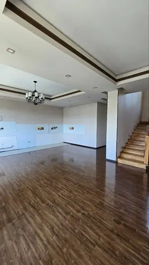3 qavatli uy − 350 m², 7 sot.