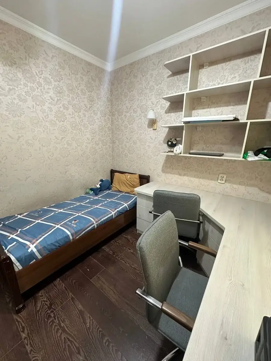 Продается 4-комнатная квартира − 90 м²