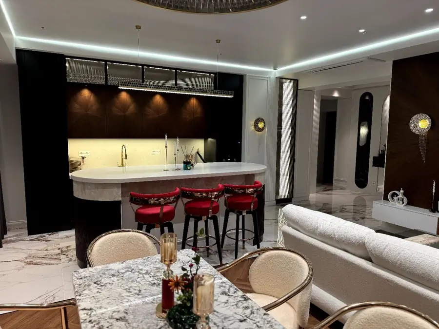 Продается 3-комнатная квартира − 126 м²