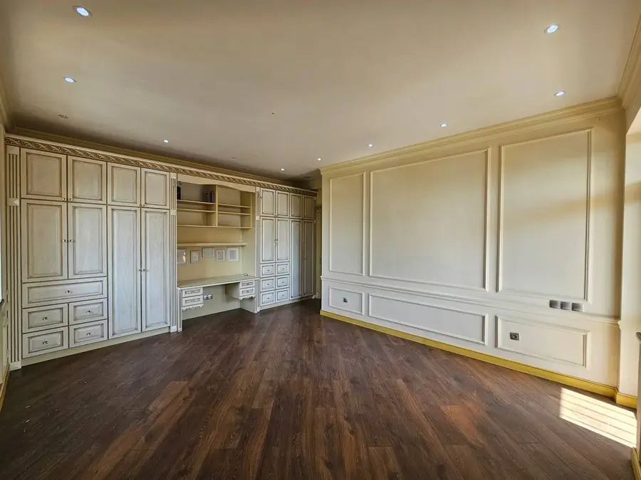 Продается 4-комнатная квартира − 216 м²
