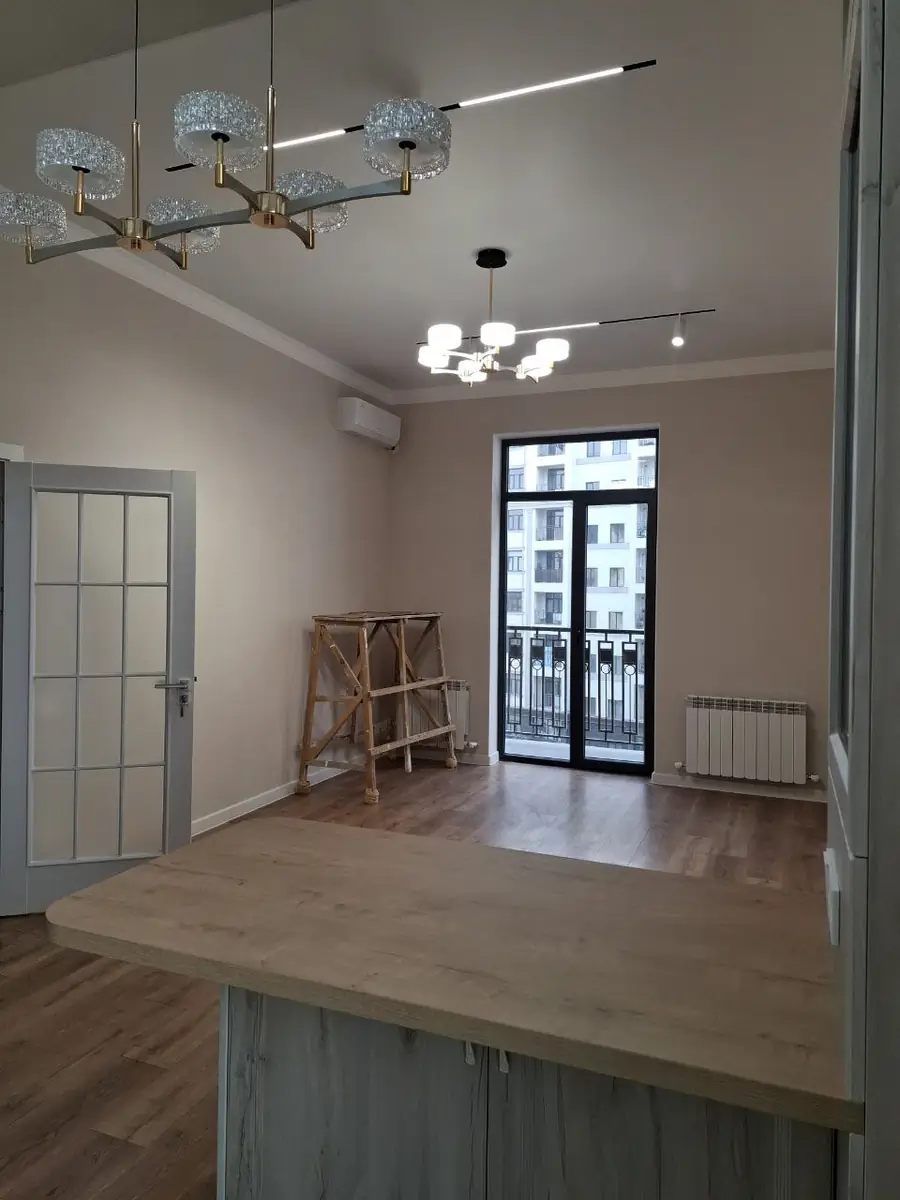 4 xonali kvartira sotiladi − 92 m²