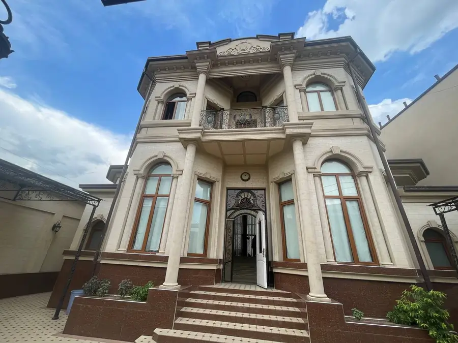 Сдается 4-этажный дом − 1000 м²