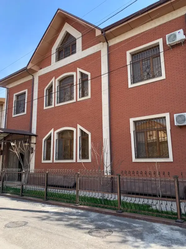 4 qavatli uy − 700 m², 3.5 sot.
