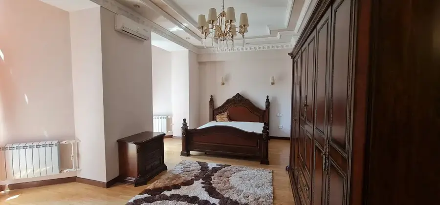 Ijaraga 4 xonali kvartira − 200 m²