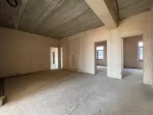 3 qavatli uy sotiladi − 800 m²