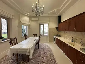 Ijaraga 2 qavatli uy − 500 m²