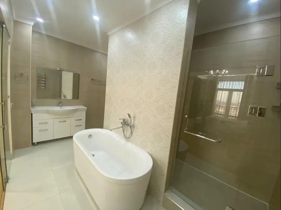Продается 2-комнатная квартира − 100 м²