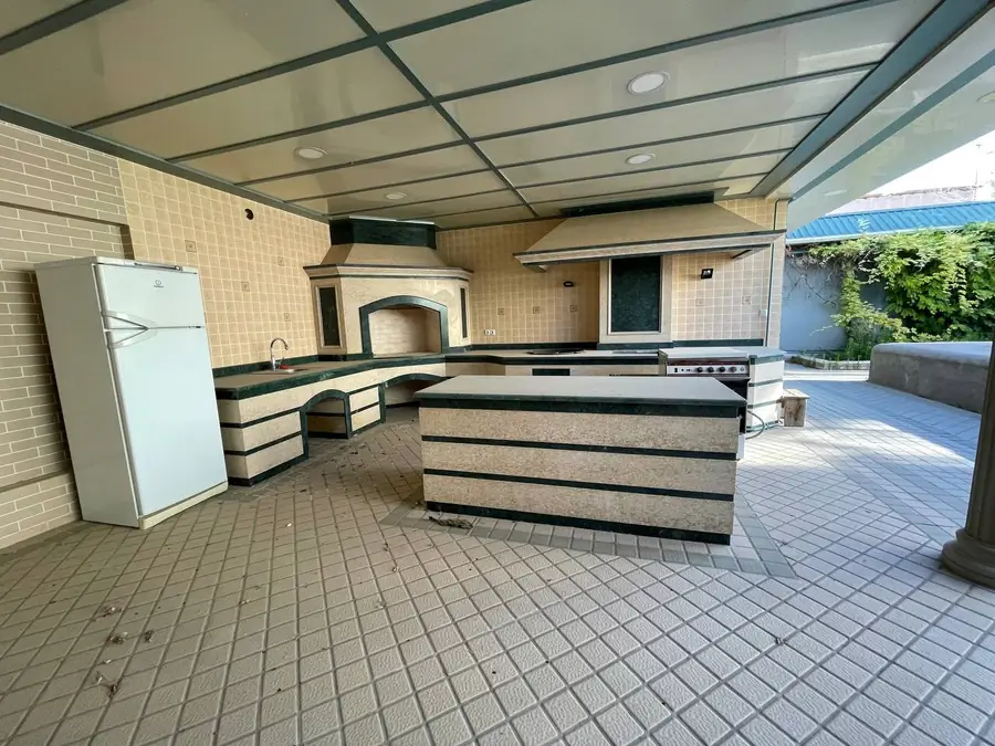 3 qavatli uy sotiladi − 400 m²