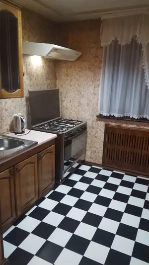 4 xonali kvartira sotiladi − 122 m²