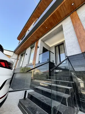 Ijaraga 3 qavatli uy − 470 m²