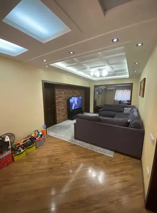 Продается Более 5-комнатная квартира − 120 м²