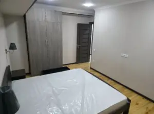 4 xonali kvartira − 90 m², 2/4 qavat