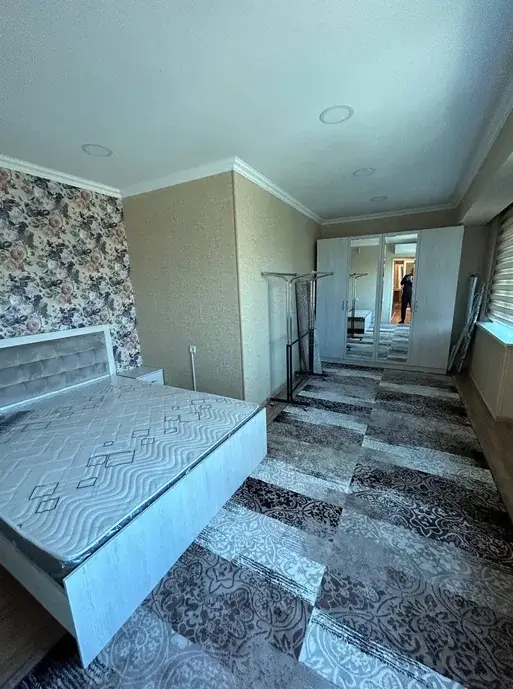 4 xonali kvartira sotiladi − 120 m²