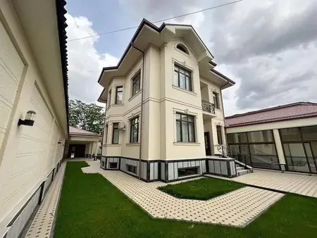 2-этажный дом − 600 м², 8 сот.