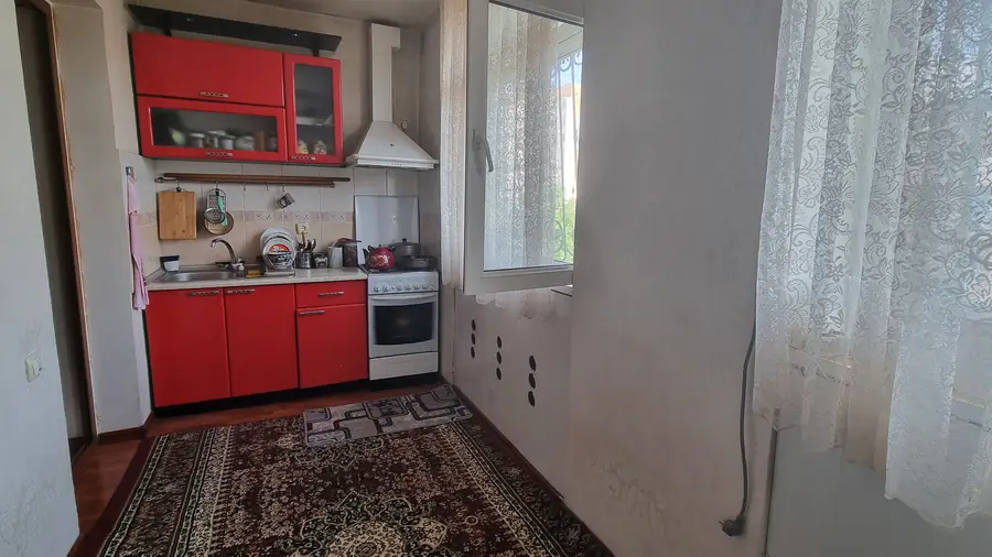 3 xonali kvartira sotiladi − 72 m²