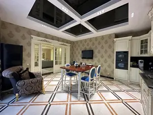 3 qavatli uy sotiladi − 450 m²