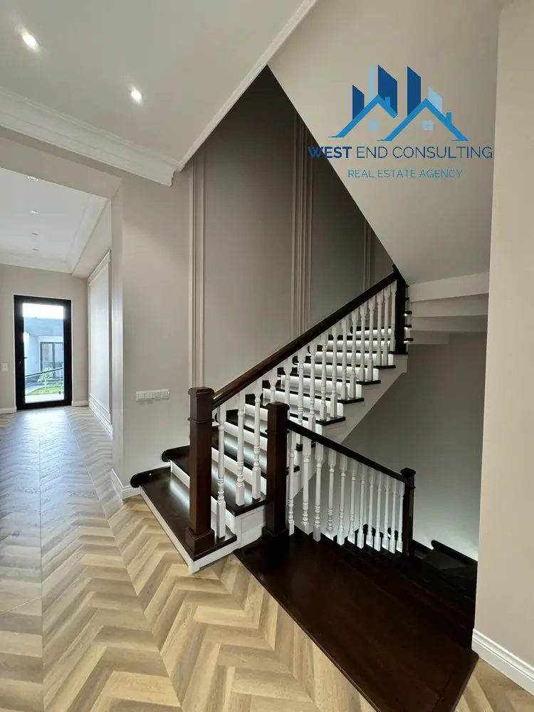 Ijaraga 3 qavatli uy − 470 m²