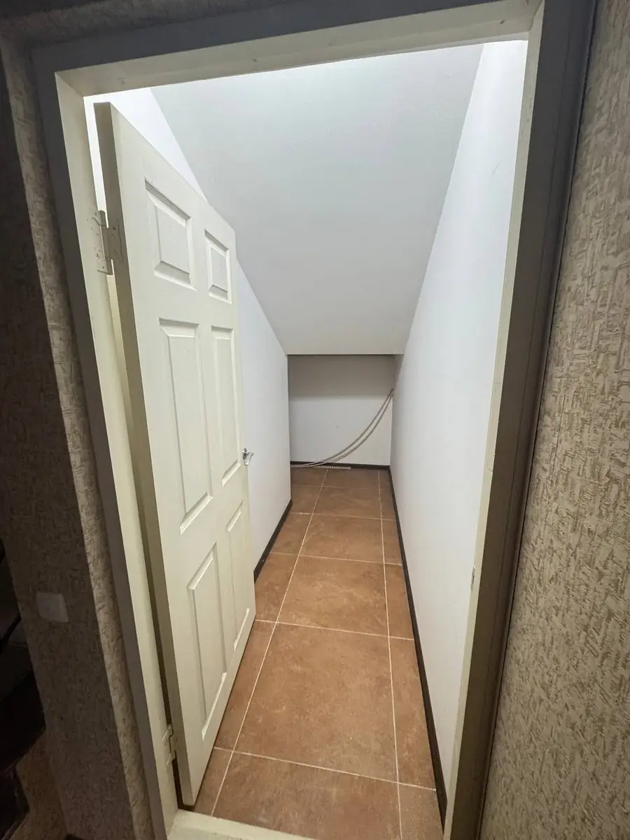 3 qavatli uy sotiladi − 300 m²