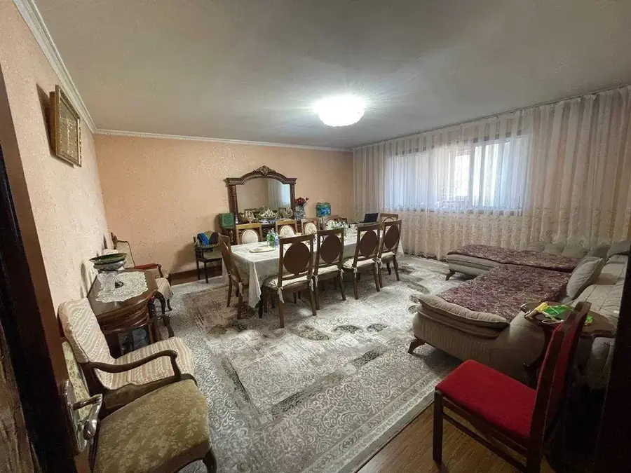 Продается 3-комнатная квартира − 106 м²