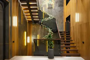 3 qavatli uy sotiladi − 600 m²