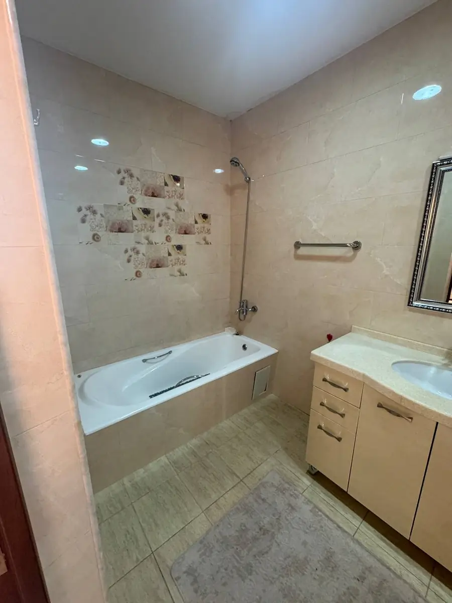 3 qavatli uy sotiladi − 300 m²