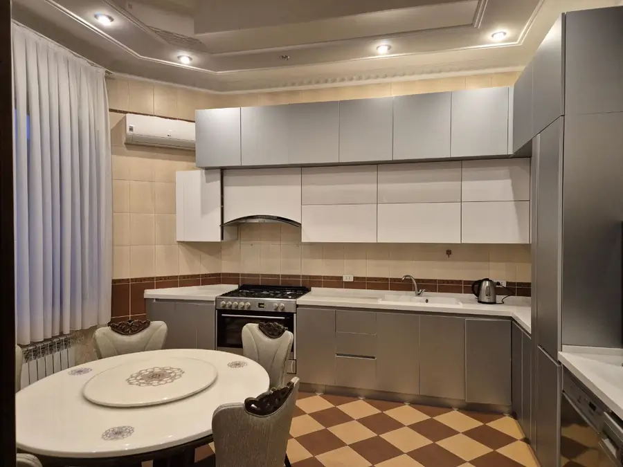 Ijaraga 3 qavatli uy − 270 m²