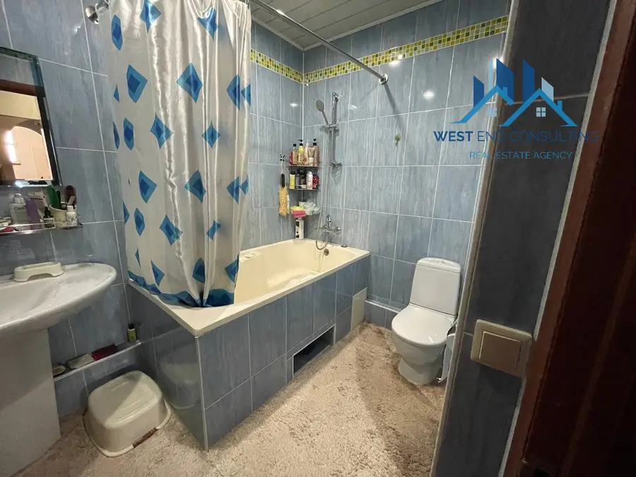 Продается Более 5-комнатная квартира − 160 м²