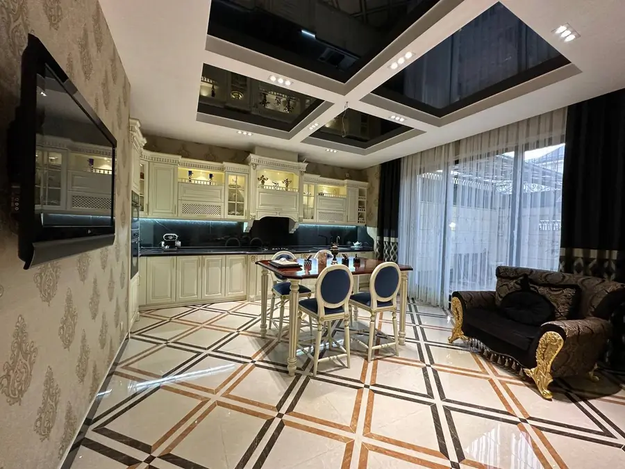 3 qavatli uy sotiladi − 450 m²