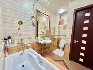 4 xonali kvartira sotiladi − 182 m²