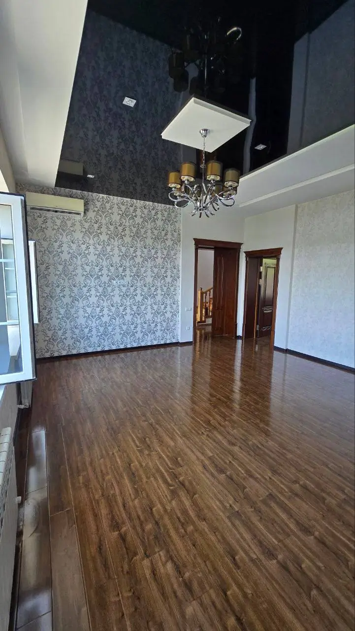 3 qavatli uy sotiladi − 350 m²