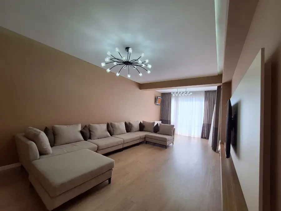 Продается Более 5-комнатная квартира − 175 м²
