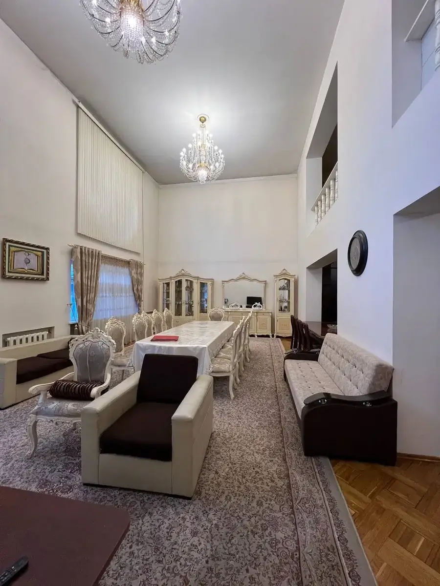 Продается 3-этажный дом − 700 м²