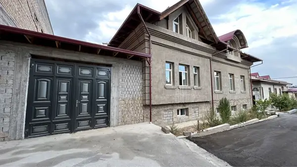 2-этажный дом − 550 м², 8 сот.