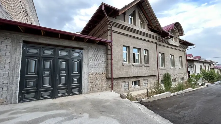 Сдается 2-этажный дом − 550 м²