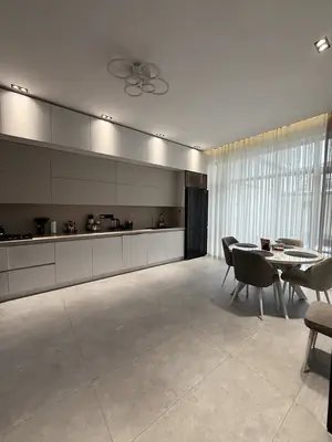 3 qavatli uy sotiladi − 425 m²