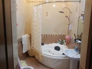 Ijaraga 3 qavatli uy − 270 m²