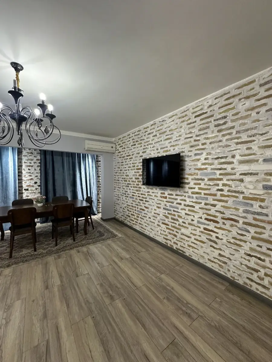 4 xonali kvartira sotiladi − 96 m²