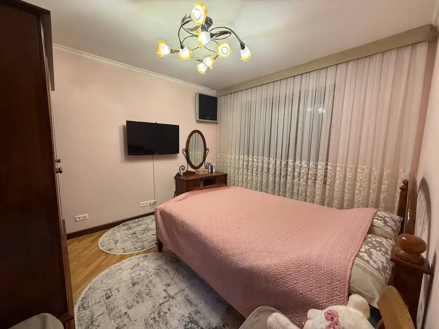 Продается 4-комнатная квартира − 80 м²