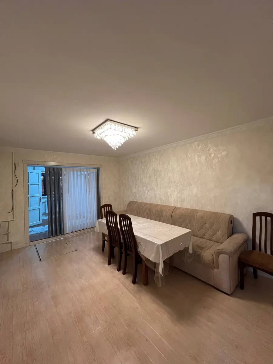 2 xonali kvartira sotiladi − 52 m²