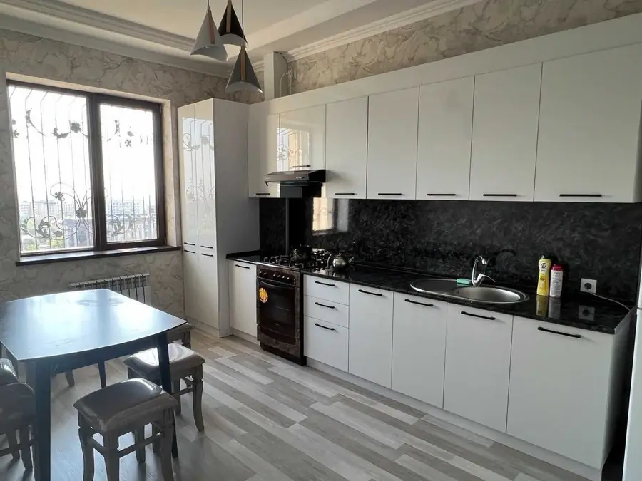 Сдается 3-комнатная квартира − 90 м²