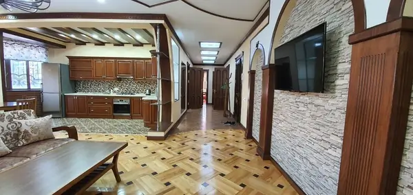 4 xonali kvartira sotiladi − 150 m²