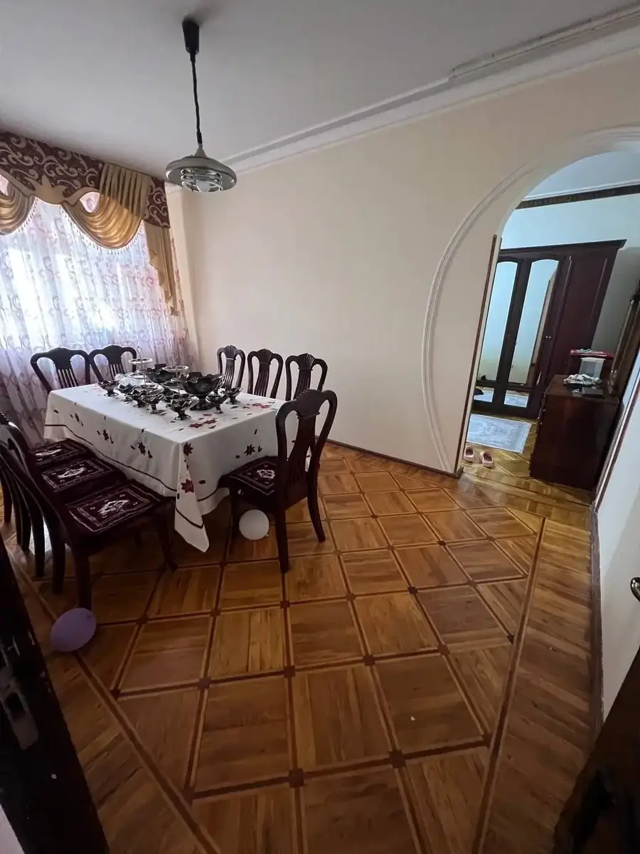 Более 5 xonali kvartira sotiladi − 109 m²