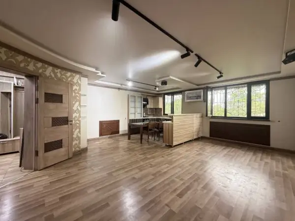 4 xonali kvartira sotiladi − 100 m²