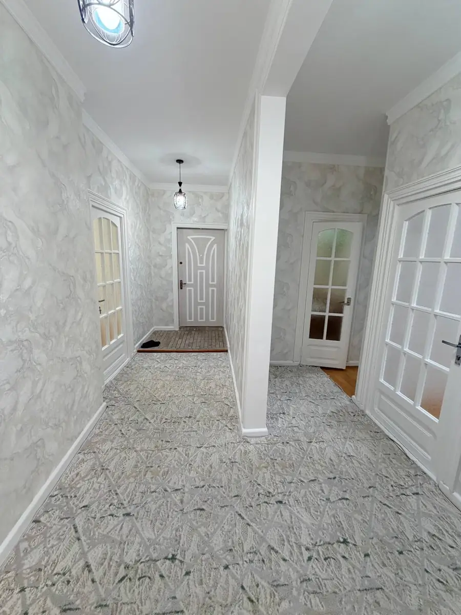Более 5 xonali kvartira sotiladi − 100 m²