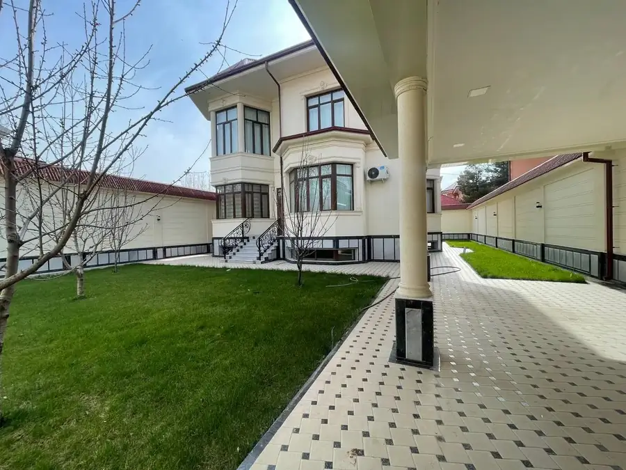 Продается 2-этажный дом − 600 м²