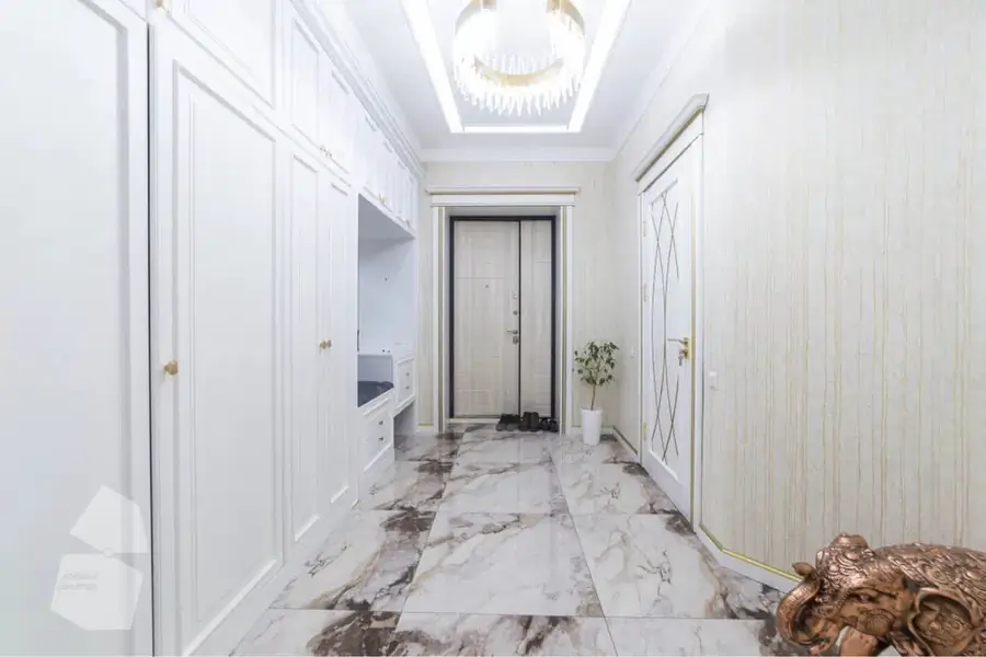 Продается 3-комнатная квартира − 130 м²